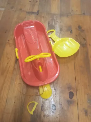 Trineo infantil rojo con pala y cuerda