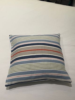 Cojín de plumas rayas azul y rojo