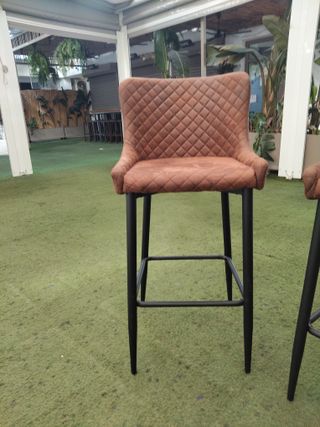 Taburetes Marrones y Negros