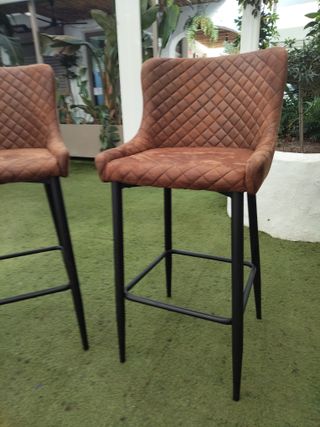 Taburetes Marrones y Negros