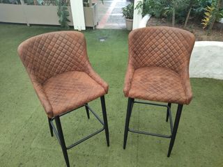 Taburetes Marrones y Negros