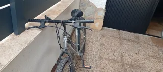 Bicicleta de montaña plateada y 2 mas