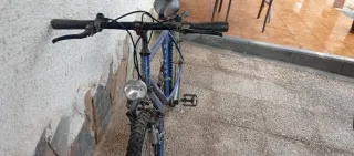 Bicicleta de montaña plateada y 2 mas