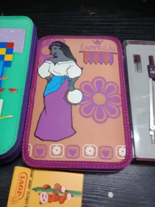 2 Estuches, 1 compás, 1 ceras, 1 Paper Mate