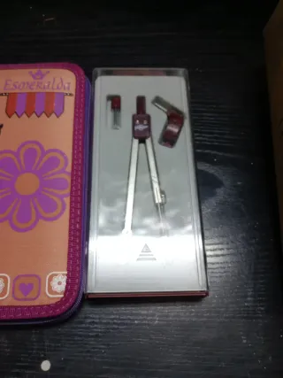 2 Estuches, 1 compás, 1 ceras, 1 Paper Mate