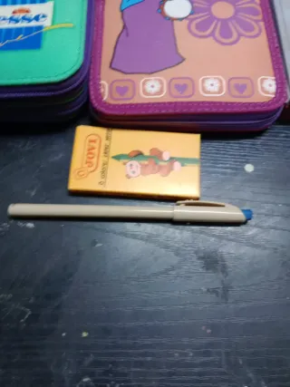 2 Estuches, 1 compás, 1 ceras, 1 Paper Mate