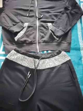 Conjunto chándal negro y plateado