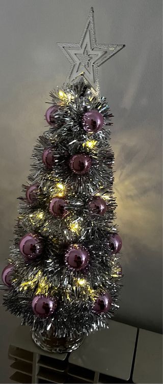 Árbol de Navidad Plateado con Bolas Rosas