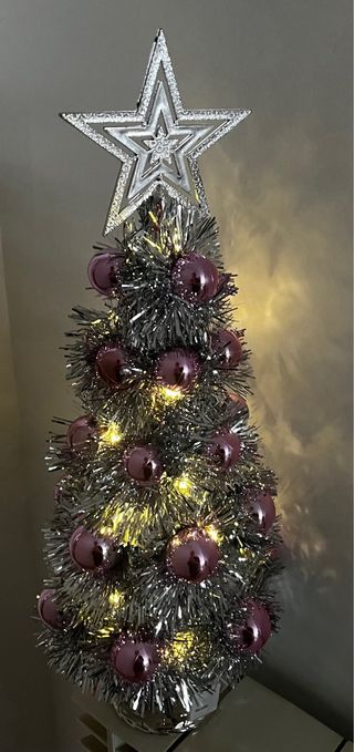 Árbol de Navidad Plateado con Bolas Rosas