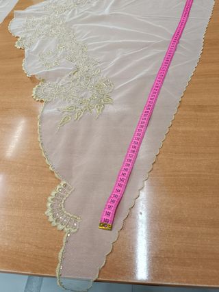 Manteleta tul bord. y lentj. oro talla 110 adulta