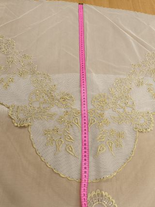 Manteleta tul bord. y lentj. oro talla 110 adulta