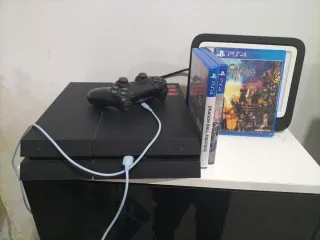 PS4 Negra con 1 Mando y 3 Juegos