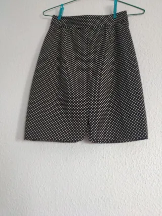 Falda corta lunares blanco y negro