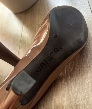 Zapatos de salón UNISA color nude acharolado