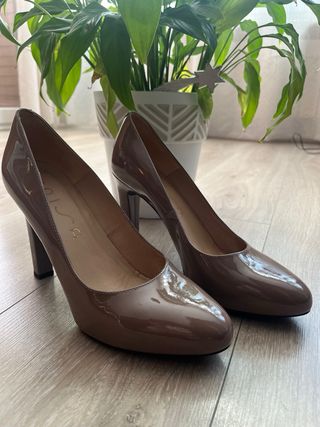 Zapatos de salón UNISA color nude acharolado