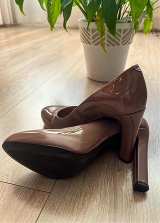 Zapatos de salón UNISA color nude acharolado