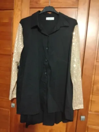 Camisa negra con mangas doradas