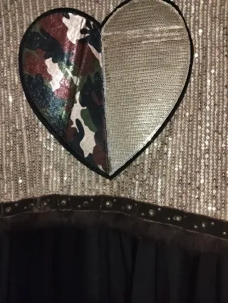 Camisa negra con mangas doradas