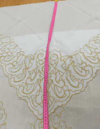 Manteleta batista blanca bordado oro sin lentej.