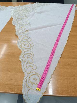 Manteleta batista blanca bordado oro sin lentej.