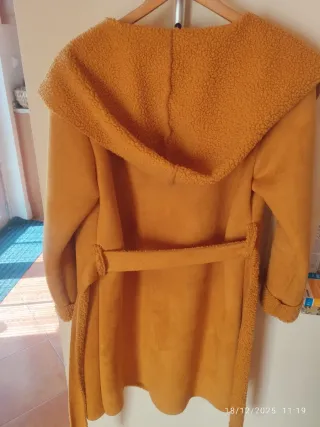 Casaco comprido amarelo mostarda com forro