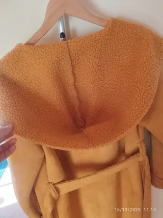 Casaco comprido amarelo mostarda com forro