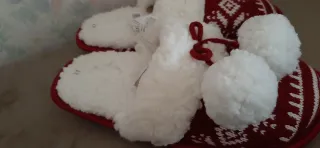 Zapatillas de casa rojas y blancas