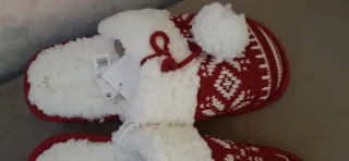 Zapatillas de casa rojas y blancas