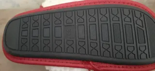 Zapatillas de casa rojas y blancas