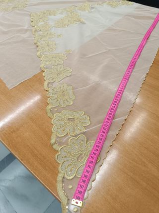 Manteleta tul bord. y lentj. oro talla 100 adulta