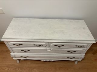 Cómoda pintada en blanco con tiradores dorados