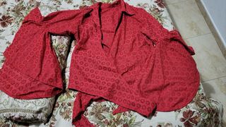 Camisa roja con volantes y bordados
