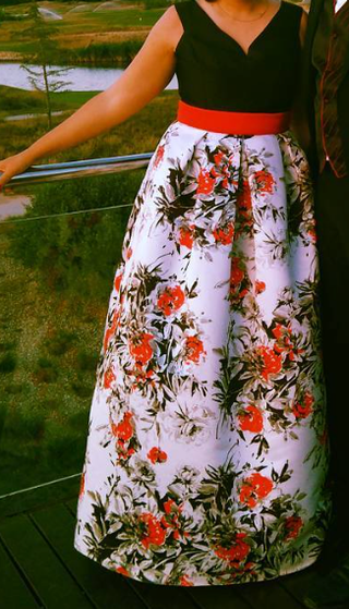 Vestido fiesta negro y rojo floral