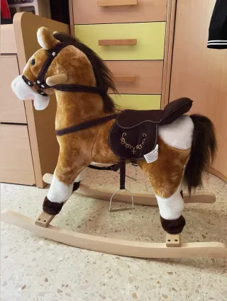 Caballo balancín de peluche