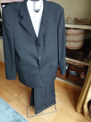 Traje masculino de chaqueta y pantalón negro