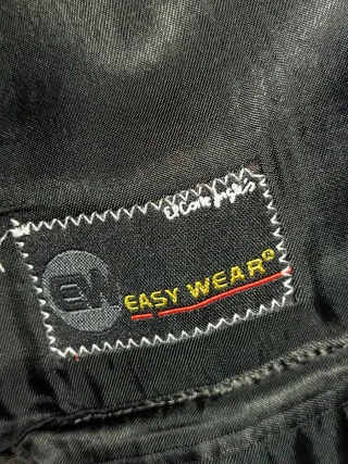 Traje masculino de chaqueta y pantalón negro