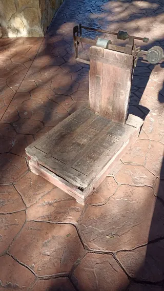 Báscula antigua de madera y metal