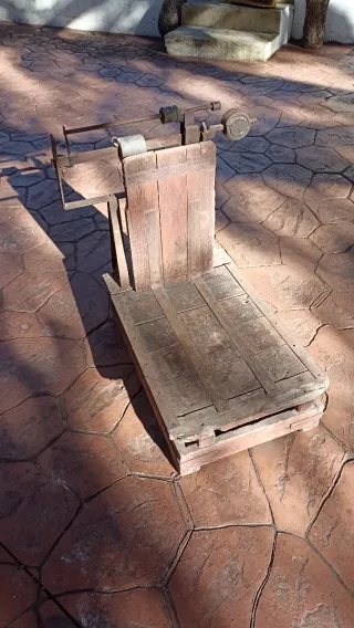 Báscula antigua de madera y metal