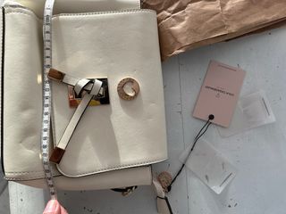 Bolso bandolera/hombro blanco roto y dorado