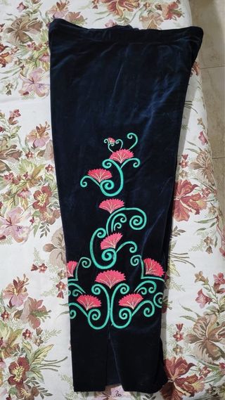 Pantalón de terciopelo con bordado floral