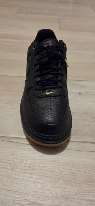 Nike Air Force 1 Low Luxe Negro Goma