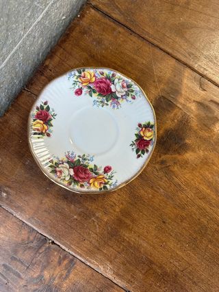 Taza de porcelana con flores