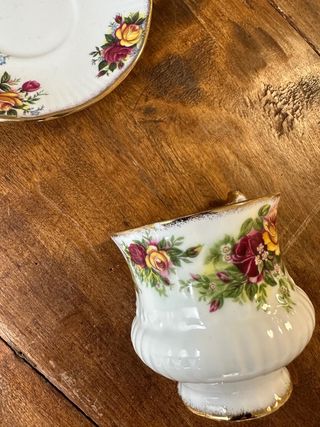 Taza de porcelana con flores
