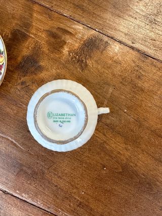 Taza de porcelana con flores