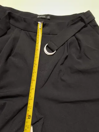 Pantalón negro ancho con cinturón