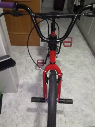 Bicicleta BMX rossa, nessuna spedizione