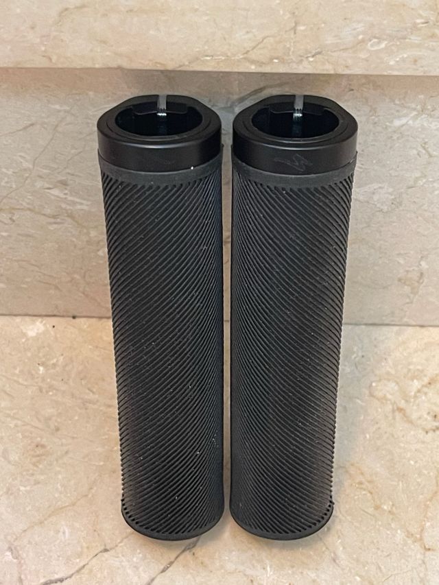 Puños Specialized Novos com fechamento de parafuso/borracha