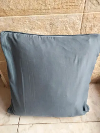 Cojín decorativo geométrico gris y blanco. 60x60