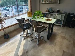 Mesa estilo industrial cristal y metal