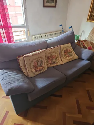 Sofá de tela beige y gris